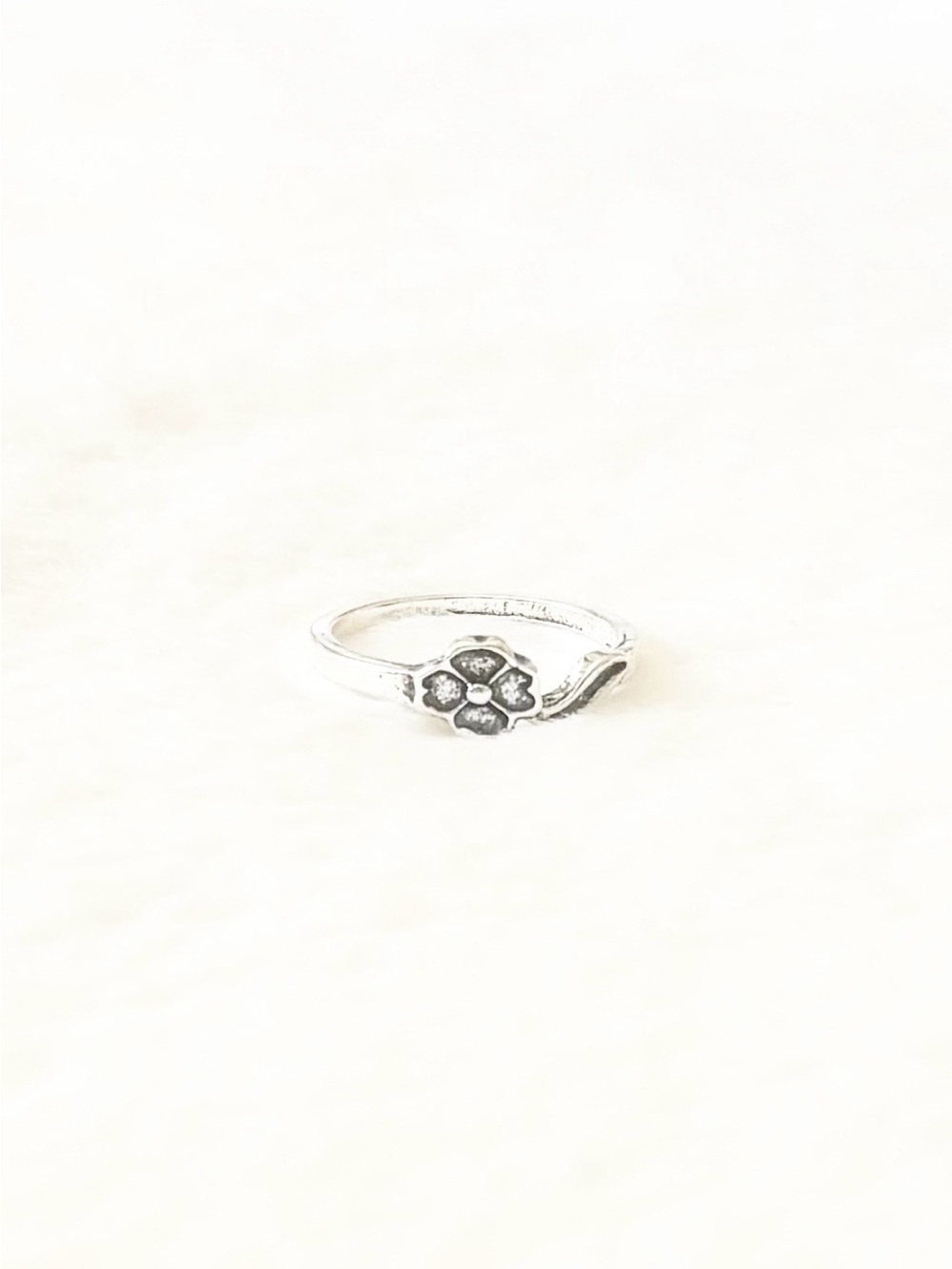 5/$15 🩷 MUST BUNDLE Floral Accent Silver Ring - Women's Jewelry